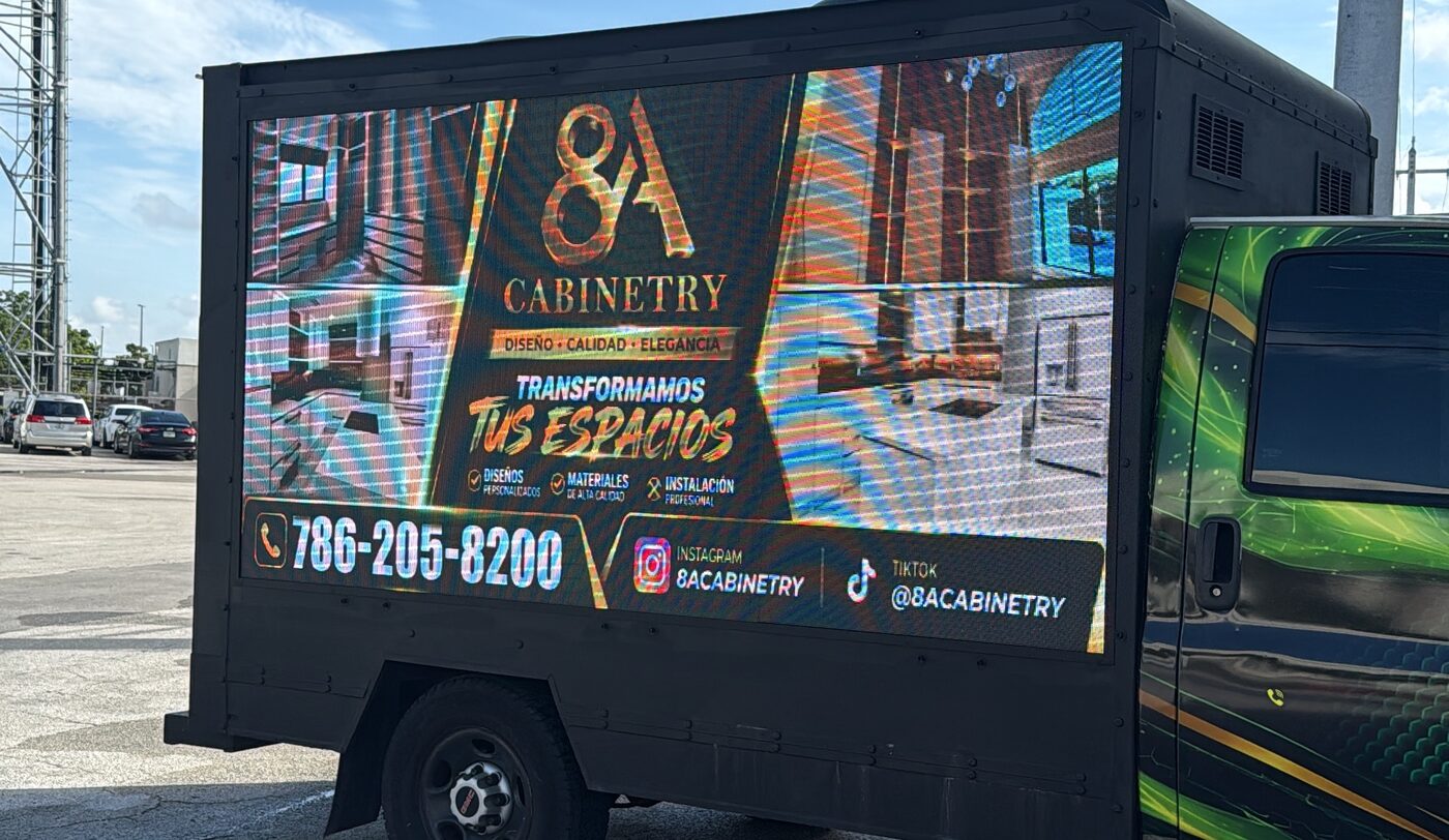 Anuncio de 8A Cabinetry emitido en la pantalla LED del camión