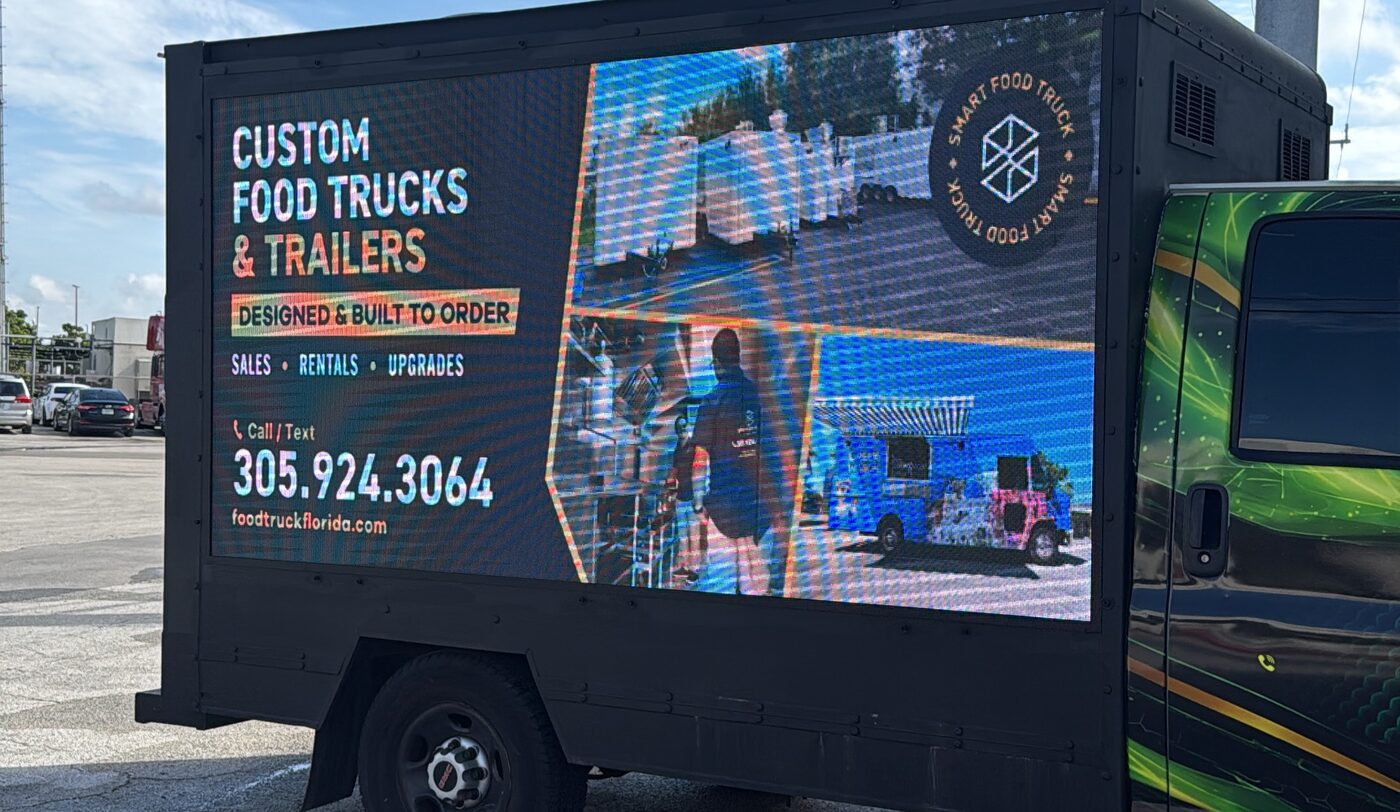 Anuncio de Smart Food Truck FL emitido en la pantalla LED del camión